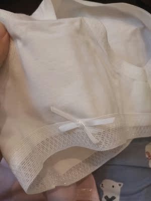 一次买了两套，因为我一直都是南极人家的忠粉，穿它家的内衣不是一天两天，质量真的很不错，我闺蜜都被我传染了，也喜欢买这家，面料纯棉的舒适柔软，颜色也是很水仙的样子，蕾丝款不勒，无痕的，尤其夏天穿裙子，勒的穿出去会被人看出来，这款完全不会有这样的情况，买的四色，搭配衣服不怕透光，穿上很合身，洗了也不掉色不缩水！大爱的裤裤！