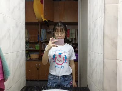 面料很好，并不是透的那种白，白的比粉色的好看，粉色的显胖