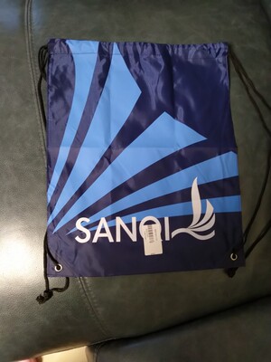 一次买了两件，还挺满意的，对于有点肚腩的人，黑色比白色好看。还送了小包包！