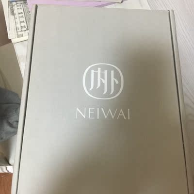 好穿！之前穿的是缺一的内衣，那个还蛮便宜的，可是我胸比较大，穿着总觉得有点小，一个小胸闺蜜给我讲这个还蛮好穿的，我当时没买，毕竟我一c杯不去凑这个热闹吧，然后这次我本来是只打算买两根艾杜纱睫毛膏打底的，然后看见这个牌子也打折就顺便逛了逛，看见这个是大胸可以穿的，就试了试，不显胸，而且不压胸，感觉有只手托着胸，还蛮满意的，希望双十一的时候有更大的折扣，到时候再买