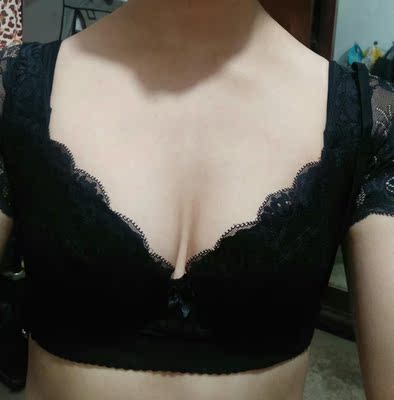 客服推荐的尺码刚刚好，穿上很合身，也非常好穿副乳都包的很好，要是蕾丝袖再短点就好了这样穿短袖就不会漏出来了，不过内衣真的非常好穿，值得推荐哦