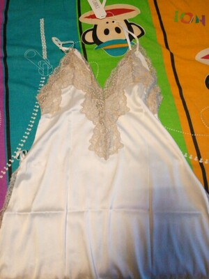 卖家服务态度好，还送了发箍给我，很开心，包装也好，衣服当然没话说啦，料子很滑，做工也还好，总之不错，买家秀就不上了，很喜欢，很高兴的一次购物。祝生意兴隆。🙆🙆🙆