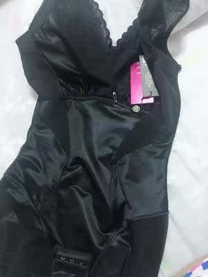 很好看质量真的特别好，没有线头，做工精细。摸起来很柔软，穿上以后身材一下子瘦了好多，穿衣服马上好看了不止一点，肚子上的游泳圈竟然小了那么多，而且洗了一下没有褪色，客服推荐的尺码也很标准，拿回一看生怕穿不了，会紧，结果穿上一试，也能穿。也没有什么很紧迫难受的感觉，有点神奇。卖家服务态度也好哦