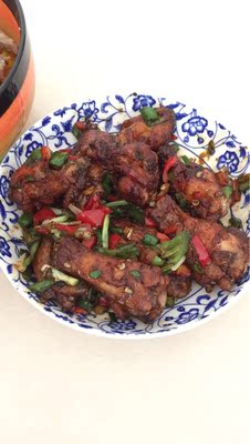 宝宝很喜欢，穿着很好看，就是大了点，码数不是很准，建议宝妈们量过了再来买，质量是可以的，下次还会回购，建议多多优惠，袜子也很好，总之还好，喜欢就购买