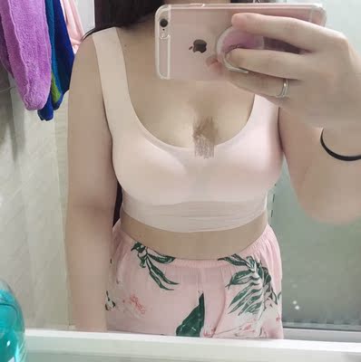 比优衣库买的胸罩和我淘宝其他店铺那个点太多,聚拢可以,面料轻薄,不会挤肉,今天刚买试戴半天又拉同事一起买了两件 比优衣库买的胸罩和我淘宝其他店铺那个点太多,聚拢可以,面料轻薄,不会挤肉,今天刚买试戴半天又拉同事一起买了两件
