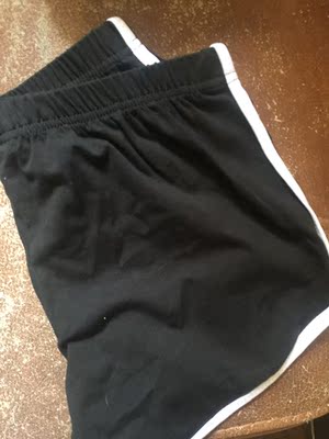 质量挺不错的。就是希望穿着不会卷边。一卷边的话穿着又难受又难看。 质量挺不错的。就是希望穿着不会卷边。一卷边的话穿着又难受又难看。