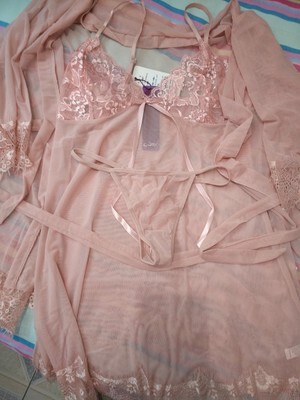 这款三件套衣衣真的很喜欢 先说质量吧?一打开摸着手感就不错 凉凉的 滑滑的 肉肉的 手摸着也不会抅丝那种 颜色也喜欢 洗了试穿后再追评 还在别家买了两件 我最喜欢这一件的质量和颜色 准备再买个其它款式的