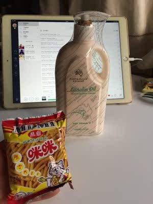 同城所以发货肯定隔天到 吸收很快 虽然和我大姐姐给我澳洲带回来绵羊油不一样牌子 但是TB上普遍就是这个牌子了  吸收都很好 而且不油腻 绵羊油用完之后皮肤很嫩滑 对我这种干性的皮肤就是救星 味道也很好闻 不是那种问了很香的那种 我对香味要求还蛮高的 不喜欢太甜太腻又不能太淡 还送了咪咪零食 谢谢老板 新年快乐 等我用完觉得不错以后认定你了