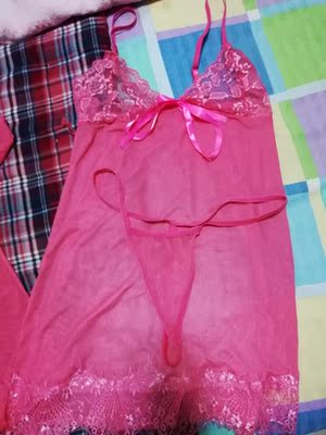 发货快物流快，包装很好，没有破损，睡衣很性感，质量很好，摸起来软软滑滑的，穿起来很舒服，颜色很正，和描述的一样，洗了不掉色，还送了腰带，送了香包，物美价廉，真值，五星好评！