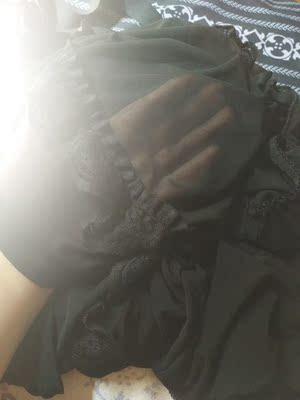 不太会照相，大家将就看看。本来想穿着照，家里一直有人不方便。很性感，肩部的设计正好把手臂上最肉的地方遮住。买过无数次了，内衣内裤，睡衣，强烈推荐像我这种肉肉的，又想性感的！