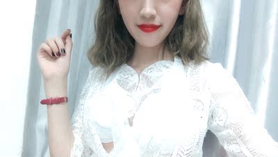 衣服很快就到啦 质量很棒呢 蕾丝手感很好 摸起来不是廉价的感觉 穿起来很舒服 分身款式很显瘦 外罩搭起来更洋气了呢 不用担心走光