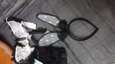 收到快遞馬上開來看，蕾絲還不錯哦，不是會刺皮膚的那種。很滿意～