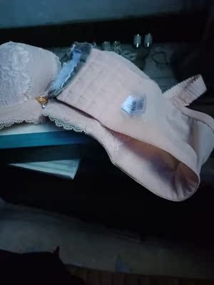 买时没看清是否商场同款，评价时一眼就看到不同款，哎。快递现在怎么不送到位了？也不打个电话，就发个信息。胸围也小了，身高167体重62也不胖。不爱退货，不爱给差评。