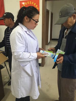 超级好看，很贴身，字印的很清楚，给你个赞。卖家很贴心，送了小笑脸。回回购的。衣服质量很好，很容易清洗。给你个👍🎉