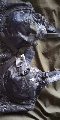 客服姐姐说这款产品比较透，买2套送透明胸贴，我那时就买了2套