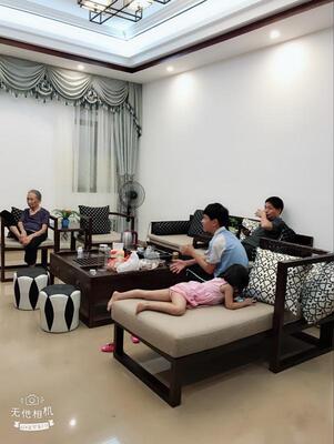 沙发的款式和颜色很喜欢，材质挺不错，填充的海绵非常的饱满坐着相当舒适，价格方面是比较实惠的，性价比高的一款沙发