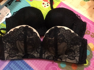 自从在她们家买了第一间内衣，从此以后就认准了这家。已经买了好多件了～款式好看，还便宜，我这种小胸也能穿，很满意了