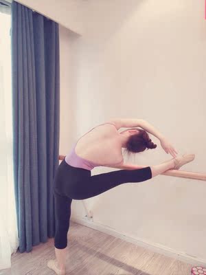 衣服质感不错，摸上去挺舒服的，弹性也很好，客服推荐的尺码，穿在身上刚刚好，价格也很便宜，性价比蛮高的，周围的朋友都问我哪里买的，我都推荐给他们了，不起球也不退色，物流也很快，下次还会来买的，棒棒的