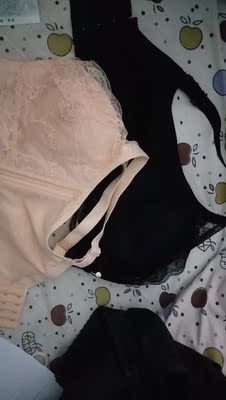 面料柔软舒适，试穿了一下，尺寸刚刚好，内衣收副乳，很喜欢，是大胸mm的选择，好喜欢，大爱，相当不错的一款内衣，没有钢圈，所以一点都没有压迫感了，买到这么适合，而且尺码也是很合适的，对我来说实惠又好用，和描述的没有差别，超级的满意，主要是无痕，穿上后背没有印，面料也很舒服一点也不紧，真的很喜欢！