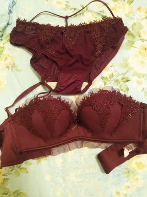 收到就马上试穿了一下，真的太惊喜了，平胸也有沟了哈哈😄刚买的时候还有点小担心，第一次在这家店铺买内衣，结果很满意，以后会持续关注的，多上点适合小胸穿的又聚拢好穿的内衣😄