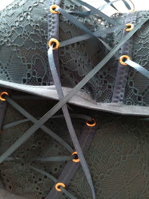 买了两次,发现系带质量明显不一样,第二次买的系带又薄颜色又浅,质量不如第一次的系带好,你们看是不是这样,上面的没有下面的颜色正,和文胸颜色的匹配明显不如下面的好,已经给客服反映过了,它说是工厂批次问题,希望工厂能改进,质量始终如一,配件也不能马虎,这款系带是点睛之笔,望重视! 买了两次,发现系带质量明显不一样,第二次买的系带又薄颜色又浅,质量不如第一次的系带好,你们看是不是这样,上面的没有下面的颜色正,和文胸颜色的匹配明显不如下面的好,已经给客服反映过了,它说是工厂批次问题,希望工厂能改进,质量始终如一,配件也不能马虎,这款系带是点睛之笔,望重视!