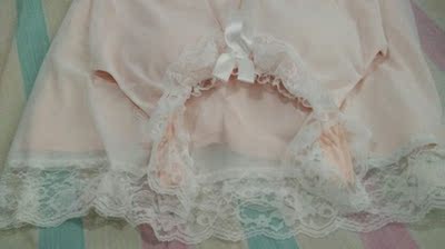 衣服收到了，很美，粉粉的少女心💓💓，蕾丝修剪的也很细致，衣服是两层的，里面一层纯棉，外面是一层纱网，摸上去很软和，胸前有白色的蝴蝶结，很少女的那种，我买的有胸垫，穿上也没感觉很厚重，，总之衣服很好，是我想要的，祝店家生意兴隆！