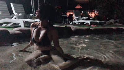 一穿的时候，2条链子就断了，马上问酒店拿针线，不然旅行就没泳衣穿了，但没钢圈，胸都能聚拢，不错的