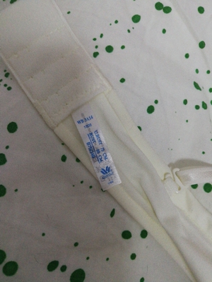 我认为是假货。标识是歪的，砸线都是拧的。