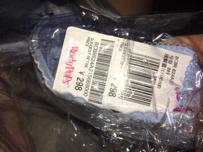 这家内衣比较甜美少女风的，以前还是上大学的时候在商场里买过，虽然已经不是少女了，还是可以买来愉悦一下自己，活动价很划算，穿着也挺舒适的。看包装才知道原来也是衣恋旗下的。这款内衣上的波点不是印的图案，是有突起的，但是不太明显，不会透出来