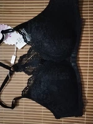 回来试穿了一下，聚拢效果没想象的好，不过还能接受，一直都在这里买的内内，期待能发多点新品。