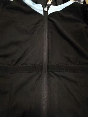 泳衣双层缝制，估计会耐用。