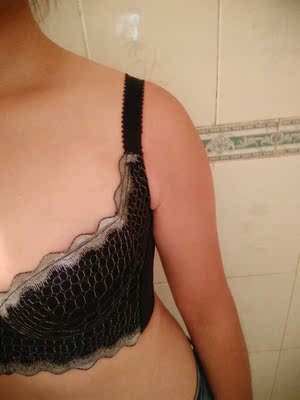 刚收到就试了下，这款内衣呢非常棒，比较贴，主要就是很收副乳，非常满意，以后就这个牌子的了