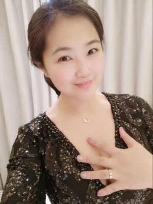 搭配衣服很性感，贴的时候要竖着贴，聚拢效果才更好，而且戴一天也不会掉，胸贴可以反复用，清洗之后自然干，保存好可以用多次，质量也很好，刚刚试戴了一下，按照步骤，简单方便，拍婚纱照穿了一天都没有掉，粘贴性很好，一点也不用担心会掉，隐形度也很好