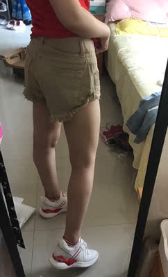 裤子拉链太差了 不好拉 裤子的后边跟图片也不一样 做的比较长 所以怪怪的 不过这个长度倒是不用担心走光了