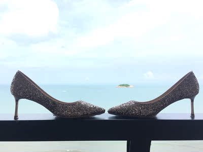 鞋子太美了吧，闪闪发亮的，正好姐妹订婚我做伴娘来到海边，简直绝配。我要着重夸下这双鞋子，穿着脚不累，跟很稳，平时穿37码的，我脚宽拍大一码刚好合适，亮片很闪，不容易掉落，主要是回头率高，新娘看见了都后悔没有早点跟我拿链接，回头她也要买一双婚礼当天穿～