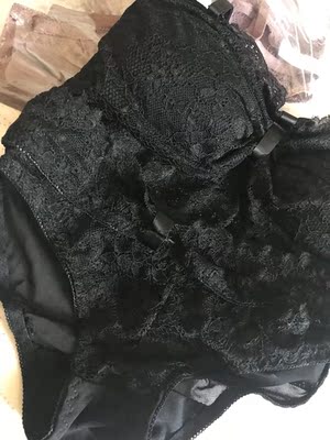 这个稍微是不聚拢薄款的，胸小的妹子想要聚拢就算了吧，内裤的部位有点薄