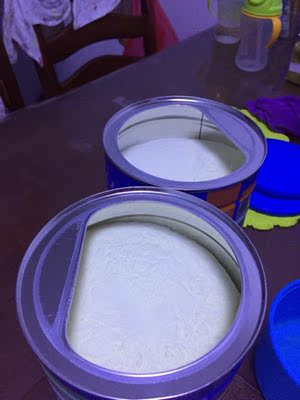之前一直在店里买的，看搞活动就在天猫买的，想着天猫应该是正品就买了，觉得自己买了假货，从打开来说，奶粉打开就比店里的少，然后味道也没有店里的那种纯正的奶香味，奶粉还潮潮的，客服说跟批次包装什么什么有关系，至少不能影响奶粉的量吧，我会上图证明一下，图中两罐对比多的是店里买的，单图剩的少的是店里买的，可以很清楚看到天猫买的奶粉一坨一坨的，而店里买的就很清爽