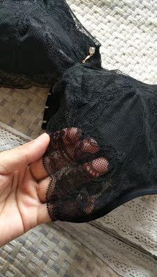 面料柔软舒适，试穿了一下，尺寸刚刚好，内衣收副乳，很喜欢，是大胸mm的选择，好喜欢，大爱，相当不错的一款内衣，没有钢圈，所以一点都没有压迫感了，买到这么适合，而且尺码也是很合适的，对我来说实惠又好用，和描述的没有差别，超级的满意，主要是无痕，穿上后背没有印，面料也很舒服一点也不紧，真的很喜欢！