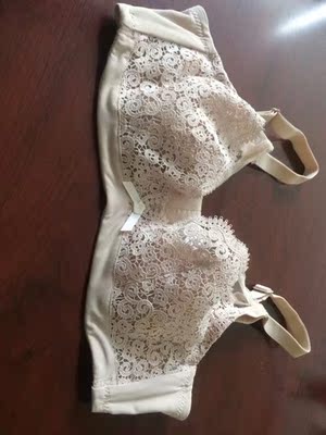 早知道我就买两件了，这样还能减30元。就是没有想到会这么合适，穿着很舒适。内衣女薄款，应该是超薄杯无海绵性感蕾丝内衣才对。虽然薄，但是中间还有一层网纱，前面还有蝴蝶结装饰，肩带是可以调节的固定肩带，弹性很好 穿着不会勒。背后是很时尚的四排三扣，显得很年轻。这个是软钢圈的，聚拢上托效果很好，比硬钢圈舒服多了。很信任这个店铺，因为店铺的动态评分都4.9以上的，客服服务又好，重要是物流很快。这点超赞的。