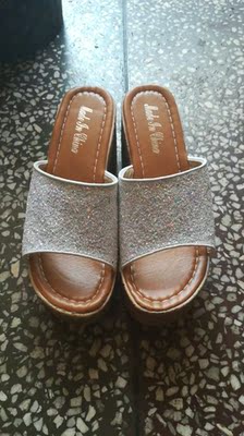 鞋底很轻，穿起来舒服，值得购买