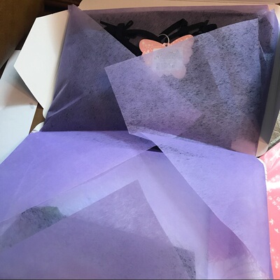 看了包装就立刻来给评价了！，很聪明内内放在玫瑰花里面，有创意又好看！店家还送了我好几条内裤呢！质量真的很好！很高级的那种蕾丝，和便宜货真的不一样，而且丝袜的丝质很细腻那种，上身了很显腿细，睡衣建议大胸妹子拍大一码，我拍的m码，胸围那里略紧