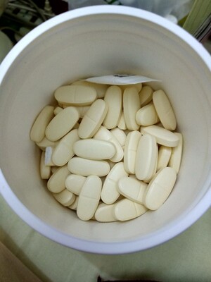 药不是一般的大,是非常超级的大,一粒分开两半来吃都非常大,真的不明白为什么非要弄得那么大,难道这样大效果会更好吗?每次都吞不下去都想呕吐,每次都要用一大杯水才能吞下去。 药不是一般的大,是非常超级的大,一粒分开两半来吃都非常大,真的不明白为什么非要弄得那么大,难道这样大效果会更好吗?每次都吞不下去都想呕吐,每次都要用一大杯水才能吞下去。