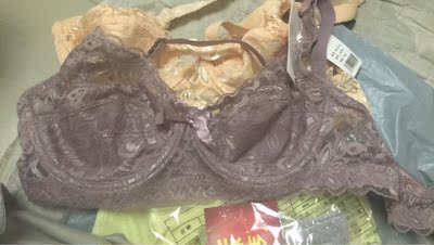 一次性买了两个，让妈妈可以换着穿，颜色都还不错。