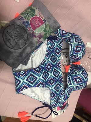 很满意，还送了毛巾和收纳防水袋，客服的回应也很及时，建议的尺寸很合身。有新款喜欢会再回购的。