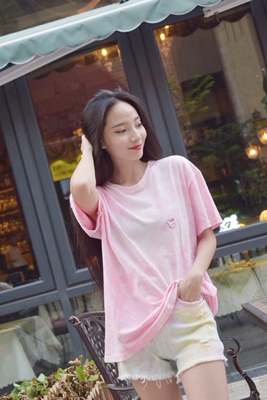 裤子的版型很喜欢 s码刚刚好 显腰身 颜色真得是美美哒 也容易搭配衣服 牛仔的面料也柔软 好评。