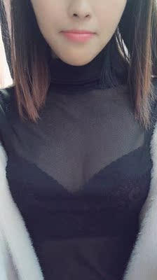 衣服很性感，但是手感很好，很显身材，还是有领子的，冬天穿也阔以，性感，有女人味～不错哦！