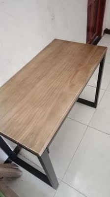 第二次购买,质量相当不错,很漂亮的一张桌子,钢架桌腿也很牢固。 第二次购买,质量相当不错,很漂亮的一张桌子,钢架桌腿也很牢固。