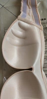 真的不会掉,不薄不厚,大小也合适 料子很舒服,摸着滑滑的 做工也是挺好的真的不买贵的只买对的!一百个赞,设计的很人性化,很不错的文胸,喜欢,而且穿什么衣服都可以,百搭又好看穿着还可以,里面挺舒服的,不会往下掉,不会没有型,注意选好罩杯! 真的不会掉,不薄不厚,大小也合适 料子很舒服,摸着滑滑的 做工也是挺好的真的不买贵的只买对的!一百个赞,设计的很人性化,很不错的文胸,喜欢,而且穿什么衣服都可以,百搭又好看穿着还可以,里面挺舒服的,不会往下掉,不会没有型,注意选好罩杯!