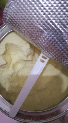 奶粉质地: 有结块 消化: 冲了150ml,喝倒是喝完了,就是不知道为什么喝完之后就拉肚子了。 有效期: 2017年11月1号生产的,有效期到2019年10月31号。这个生产日期有点远,都快一年了。 外包装: 看到评价里说贴有两张追溯二维码,可我的没有。问客服说只有宁波保税区仓库才会贴,其它的没有,不知道是不是真的。 收货时长: 三天 总结: 看奶粉挺细腻的,颜色也挺好,冲泡稍微有点结块。就是为什么会拉肚子呀,都有点不敢给宝宝喝这个奶粉了。 奶粉质地: 有结块 消化: 冲了150ml,喝倒是喝完了,就是不知道为什么喝完之后就拉肚子了。 有效期: 2017年11月1号生产的,有效期到2019年10月31号。这个生产日期有点远,都快一年了。 外包装: 看到评价里说贴有两张追溯二维码,可我的没有。问客服说只有宁波保税区仓库才会贴,其它的没有,不知道是不是真的。 收货时长: 三天 总结: 看奶粉挺细腻的,颜色也挺好,冲泡稍微有点结块。就是为什么会拉肚子呀,都有点不敢给宝宝喝这个奶粉了。
