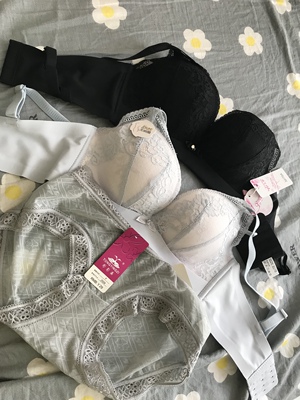 小胸妹纸福利来了，真的有沟哦，同款买了3件，卖家态度非常好，还送了内裤